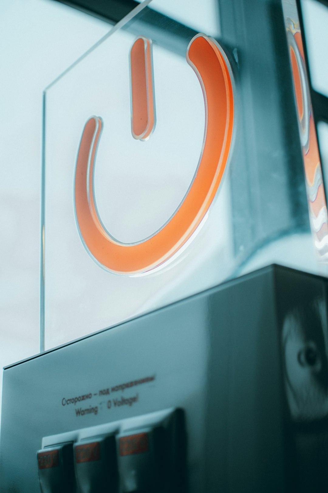 white-and-orange-box-on-white-table-erlj3-eezyc